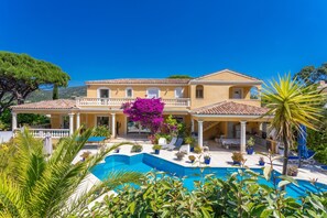 Pool - Room "Le Petit Ramsès - Hortensia" with Shared Pool, Wi-Fi and Air Conditioning (Sainte-Maxime)