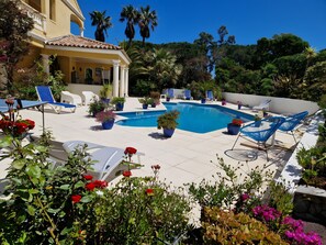 Pool - Room "Le Petit Ramsès - Hortensia" with Shared Pool, Wi-Fi and Air Conditioning (Sainte-Maxime)
