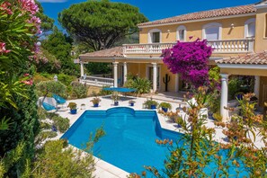Pool - Room "Le Petit Ramsès - Hortensia" with Shared Pool, Wi-Fi and Air Conditioning (Sainte-Maxime)