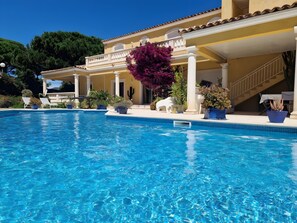 Pool - Room "Le Petit Ramsès - Hortensia" with Shared Pool, Wi-Fi and Air Conditioning (Sainte-Maxime)