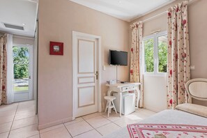 1 bedroom, WiFi, bed sheets - Room "Le Petit Ramsès - Hortensia" with Shared Pool, Wi-Fi and Air Conditioning (Sainte-Maxime)