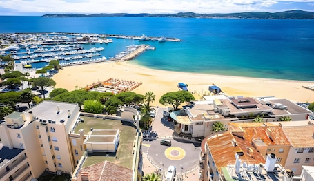 Beach nearby. Room "Le Petit Ramsès - Hortensia" with Shared Pool, Wi-Fi and Air Conditioning