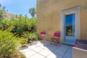 Outdoor dining - Room "Le Petit Ramsès - Hortensia" with Shared Pool, Wi-Fi and Air Conditioning (Sainte-Maxime)