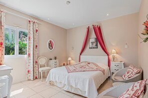 1 bedroom, WiFi, bed sheets - Room "Le Petit Ramsès - Hortensia" with Shared Pool, Wi-Fi and Air Conditioning (Sainte-Maxime)