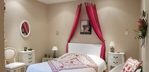 Spa - Room "Le Petit Ramsès - Hortensia" with Shared Pool, Wi-Fi and Air Conditioning (Sainte-Maxime)