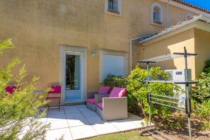 Unclassified image, 5 of 5, button - Room "Le Petit Ramsès - Hortensia" with Shared Pool, Wi-Fi and Air Conditioning (Sainte-Maxime)