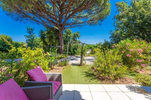 Property grounds - Room "Le Petit Ramsès - Hortensia" with Shared Pool, Wi-Fi and Air Conditioning (Sainte-Maxime)