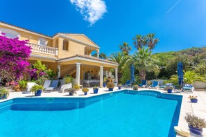 Pool - Room "Le Petit Ramsès - Hortensia" with Shared Pool, Wi-Fi and Air Conditioning (Sainte-Maxime)