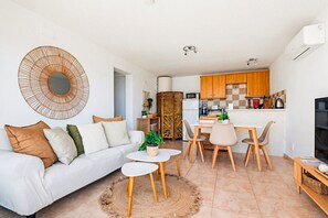 Ein modernes Wohnzimmer mit einer Couch, einem Couchtisch und einem Essbereich.