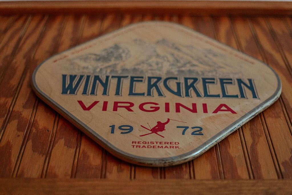 Une boîte en métal ancienne portant l’étiquette « Wintergreen Virginia 1972 » et le symbole d’une marque déposée.