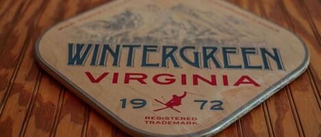 Une boîte en métal ancienne portant l’étiquette « Wintergreen Virginia 1972 » et le symbole d’une marque déposée.