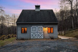 Cabin, Private Bathroom (Blue's Barn) | Bahagian luar