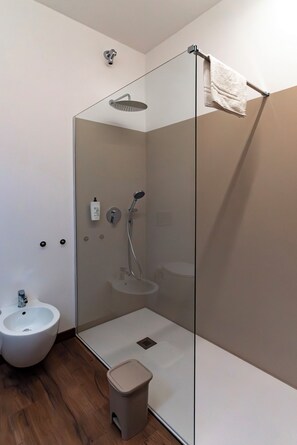 Doccia, asciugacapelli, bidet, asciugamani