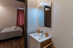 Douche, sèche-cheveux, bidet, serviettes fournies