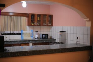 Kühlschrank, Mikrowelle, Ofen, Wasserkocher mit Kaffee-/Teezubehör