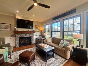 Smart TV, fireplace - Winnipesaukee Lakeside Retreat (Laconia)