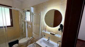 Dusche, Haartrockner, Bidet, Handtücher