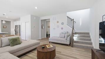 House, Multiple Beds, Garden View (Midway Bloom) | Living area