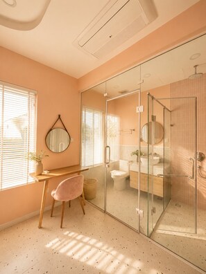 Signature-Villa, 4 Schlafzimmer, Küche, Strandblick | Badezimmer | Haartrockner, Hausschuhe, Handtücher, Seife