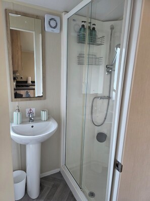 Shower, hair dryer, towels, soap - Beachside caravan retreat, spacious, fun for all age, great location for day out (Dymchurch)