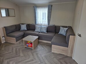 Smart TV, books - Beachside caravan retreat, spacious, fun for all age, great location for day out (Dymchurch)
