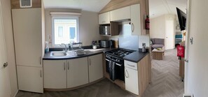 Fridge, microwave, oven, stovetop - Beachside caravan retreat, spacious, fun for all age, great location for day out (Dymchurch)