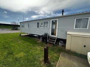 Exterior - Beachside caravan retreat, spacious, fun for all age, great location for day out (Dymchurch)