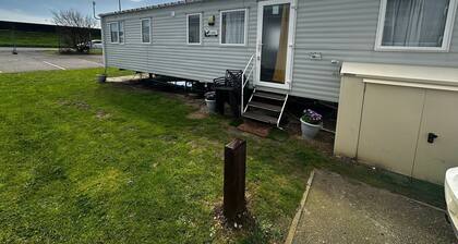 Beachside caravan retreat, spacious, fun for all age, great location for day out