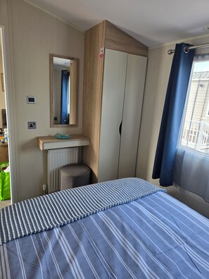 4 bedrooms, iron/ironing board, free WiFi, bed sheets - Beachside caravan retreat, spacious, fun for all age, great location for day out (Dymchurch)