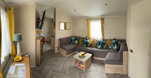 Smart TV, books - Beachside caravan retreat, spacious, fun for all age, great location for day out (Dymchurch)