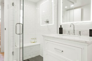 Douche, sĂšche-cheveux, serviettes fournies, savon