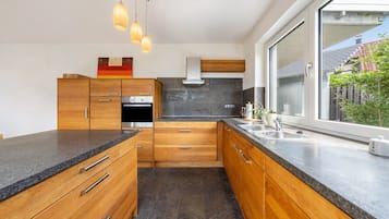 Frigorífico, horno, placa de cocina y lavavajillas