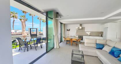 SUN SEA & LOVE: Beachfront villa 33 meters from the sand