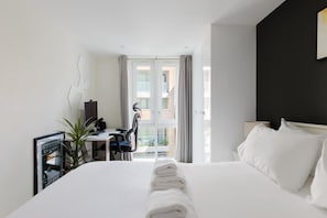 Iron/ironing board, Internet, bed sheets - Sleek 1BDR Flat with Balcony Private Work Space (Greater London)