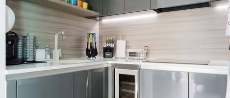 Cafetera y tetera, refrigerador, microondas y horno