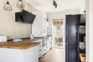 Fridge, microwave, oven, coffee/tea maker - El Escape - Terrace and swimming pool - Menorca (Minorca)