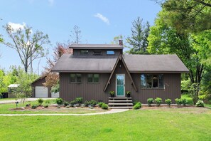 Exterior - The Whitetail Woodlands: Hot Tub, Fire Pit and moments from the beach! (Fennville)