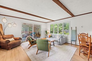 Smart TV, books - The Whitetail Woodlands: Hot Tub, Fire Pit and moments from the beach! (Fennville)