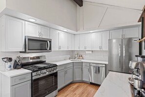 Refrigerador, microondas, horno, lavavajillas