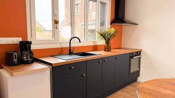 Coffee/tea maker, electric kettle, dining tables