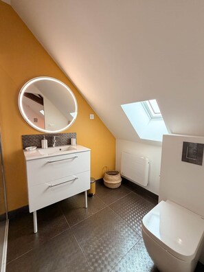 Douche, séchoir à cheveux, serviettes fournies, savon