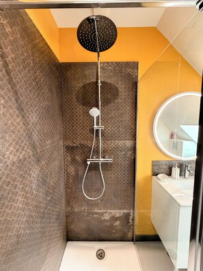 Dusche, Haartrockner, Handtücher, Seife