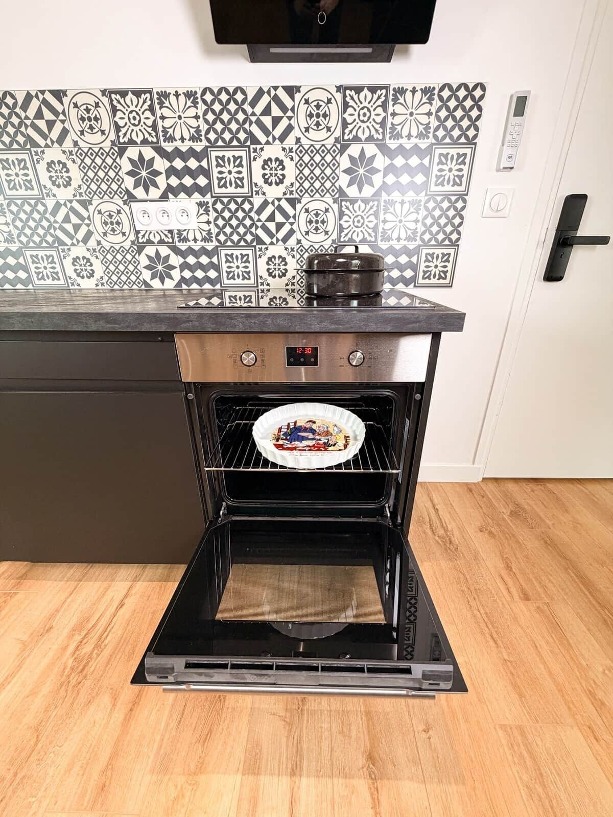 Een koelkast, een microgolfoven, een oven, een broodrooster