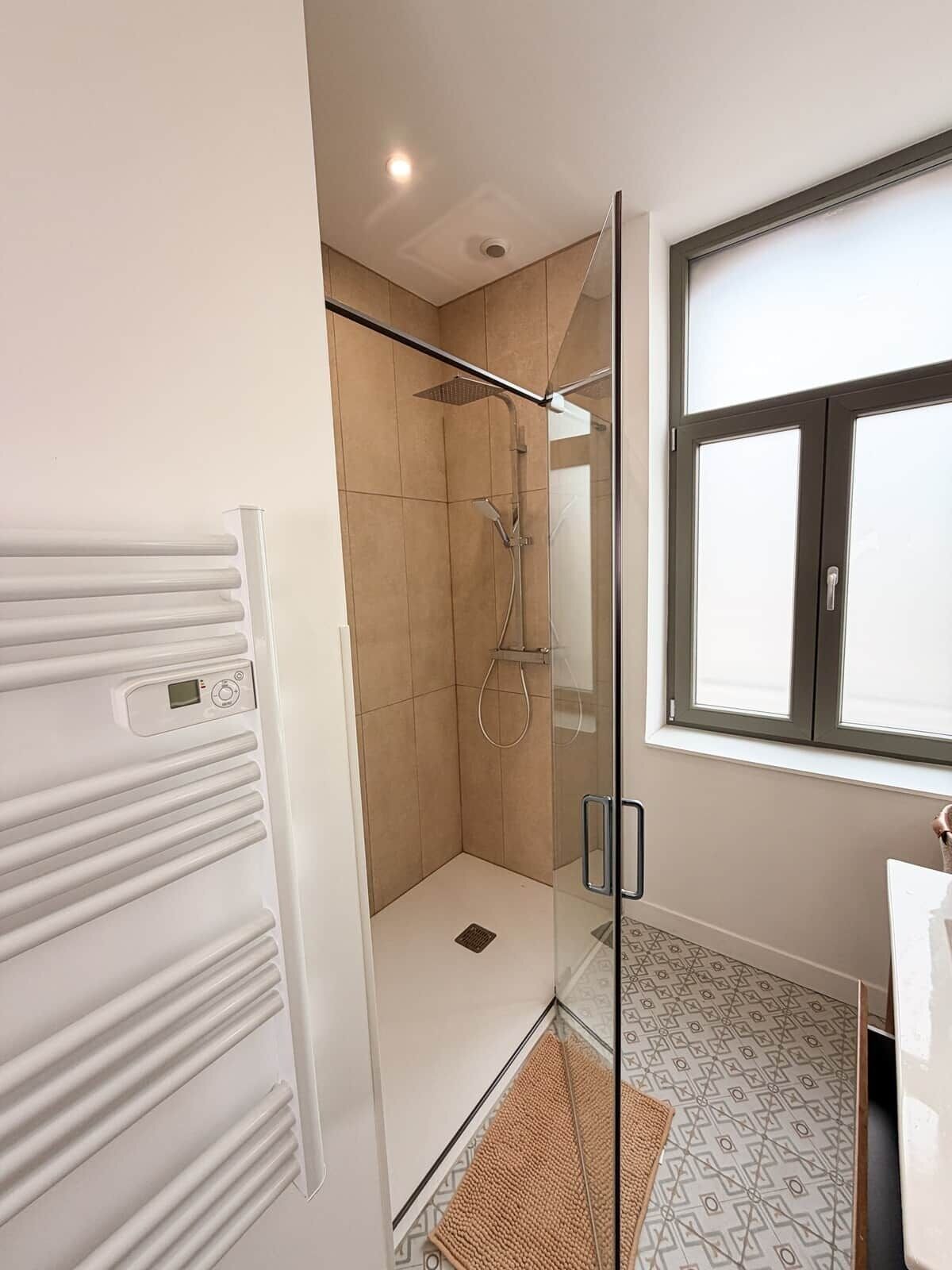 シャワー、ヘアドライヤー、シャンプー、トイレットペーパー