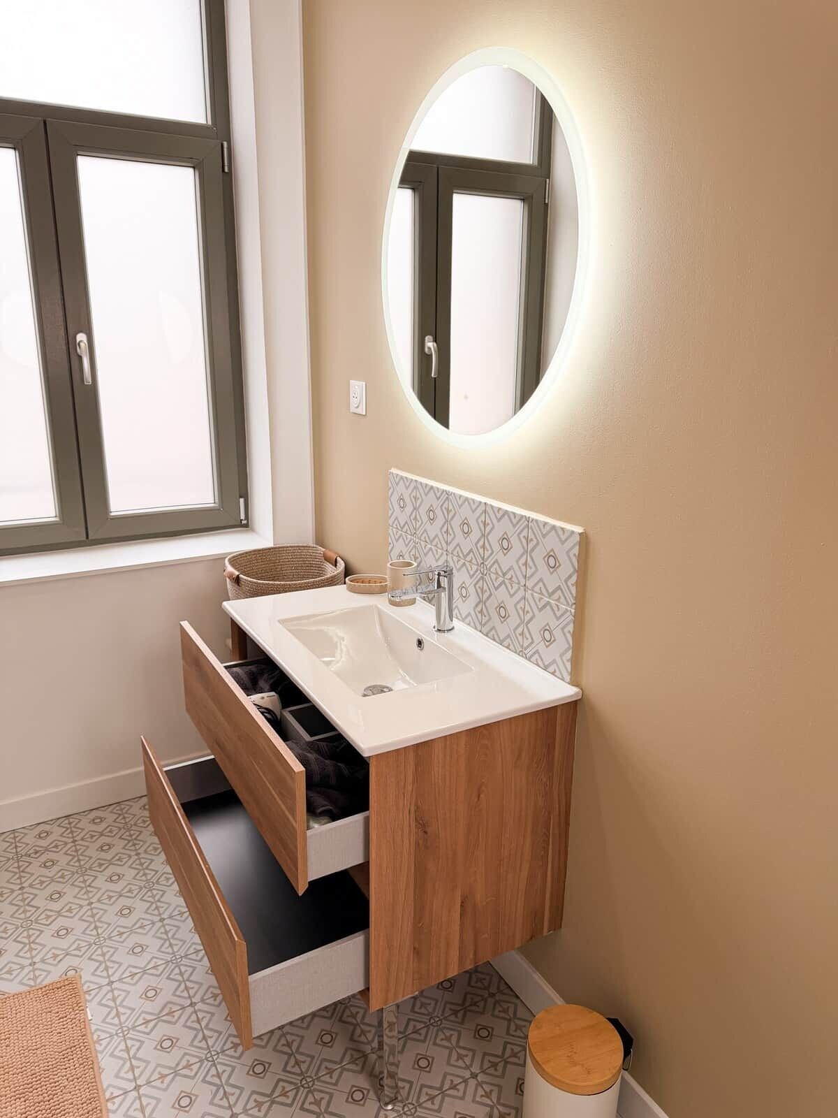 Ducha, secador de pelo, champú y papel higiénico