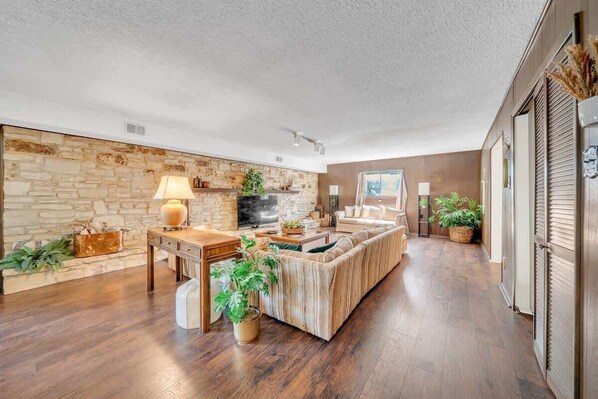 TV, fireplace