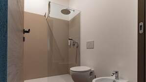 Un baño con ducha, inodoro y lavabo.