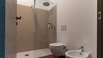 Doccia, asciugacapelli, bidet, asciugamani