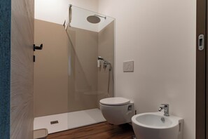 Doccia, asciugacapelli, bidet, asciugamani