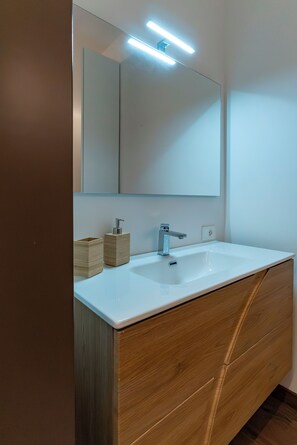 Doccia, asciugacapelli, bidet, asciugamani
